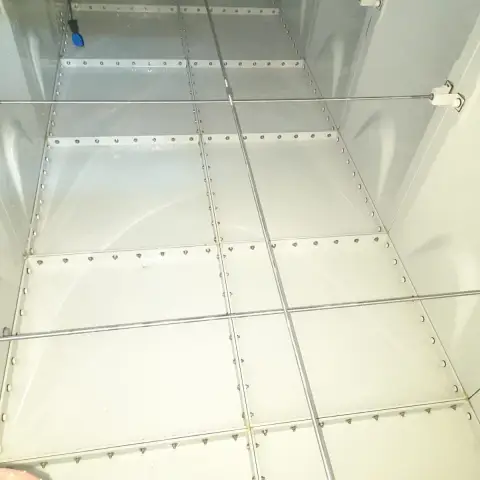 Panel su deposu iç görünümü: gergi çubukları ve panel birleşimleri