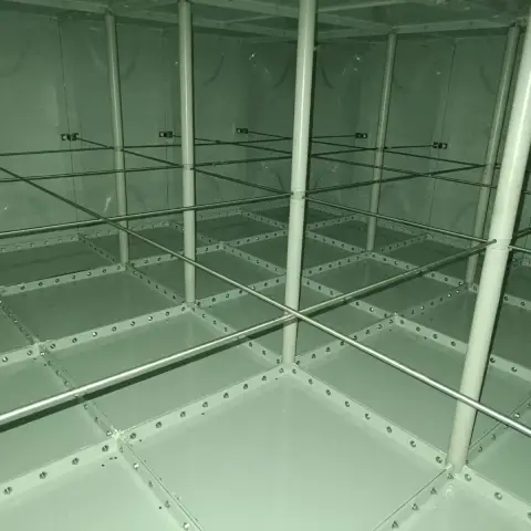 Panel su deposu iç görünümü: gergi çubukları ve panel birleşimleri