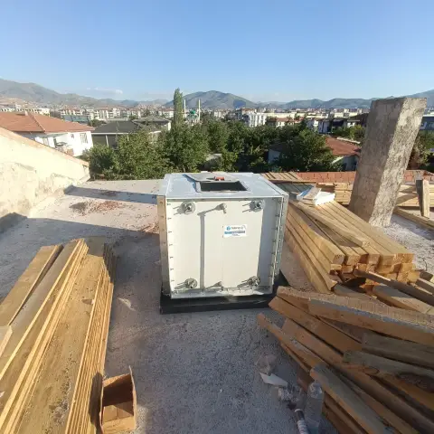 Çatı ve teras üstünde panel su deposu