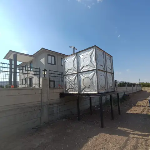 Çelik ayaklar üzerinde galvaniz panel su deposu
