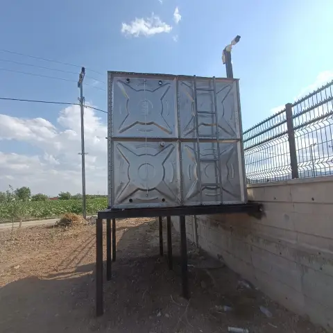 Çelik ayaklar üzerinde galvaniz panel su deposu