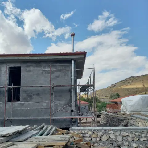 Yeni kazan dairesi binasında baca çıkışı