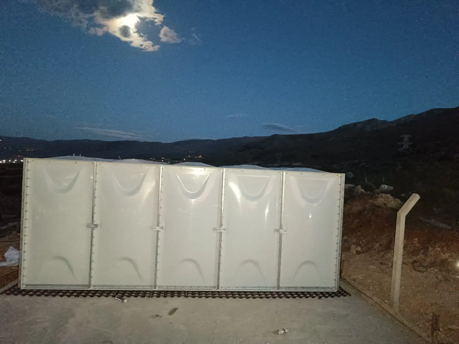 Teknosis Mekanik sahadan: açık alanda panel su deposu