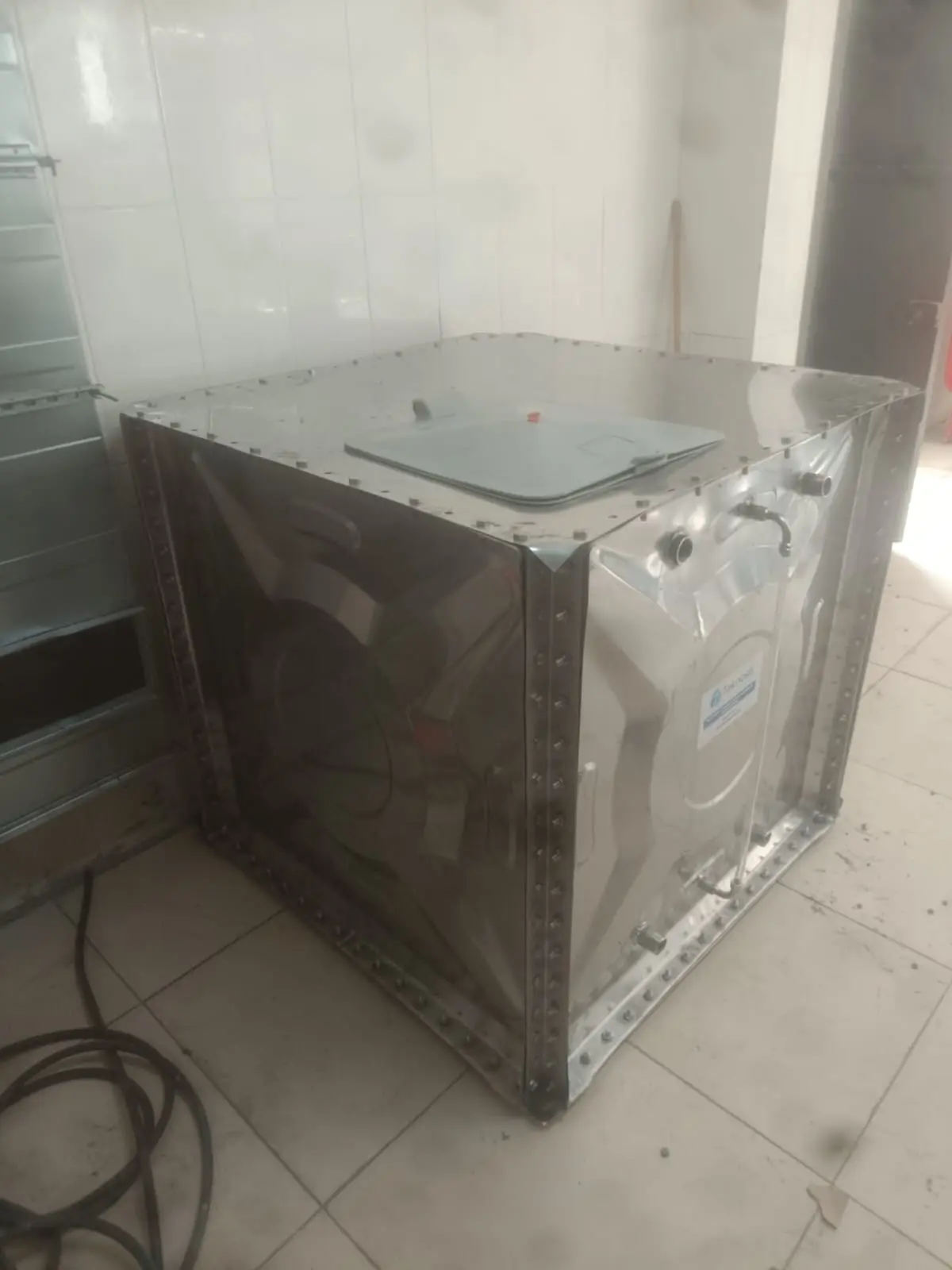 Krom Çelik Su Deposu: Paslanmaz (krom) panel su deposu
